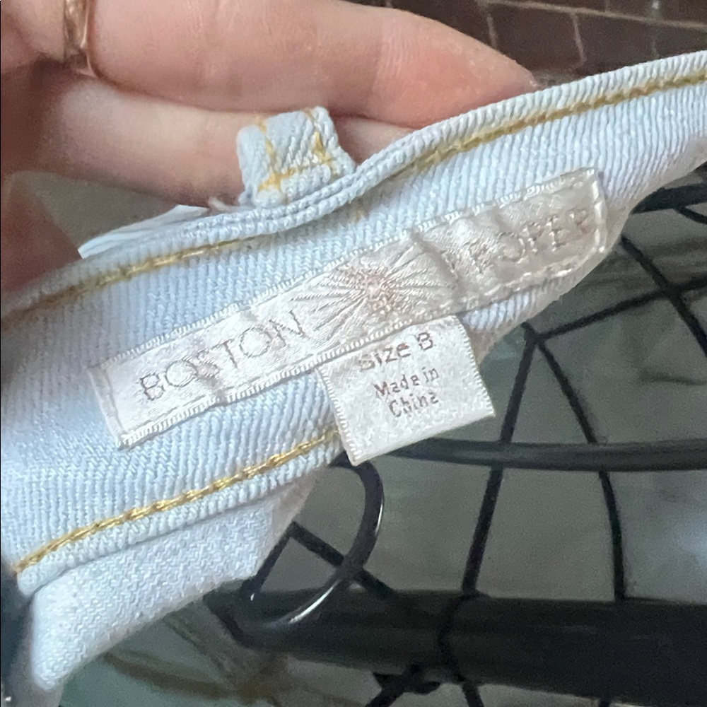 Boston Proper Light Wash Distressed Boyfriend Jeans Sz 8 - Picture 6 of 6